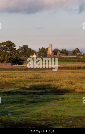 Soirée d'automne à Langstone Harbour près de Chichester dans le West Sussex. Dans la vue Château Warblington Banque D'Images