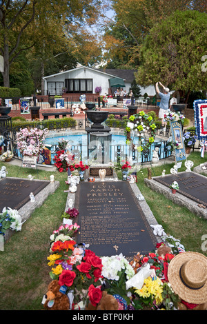 Tombe d'Elvis Presley à son ancien domicile à Graceland dans la banlieue de Memphis, Tennessee, USA Banque D'Images