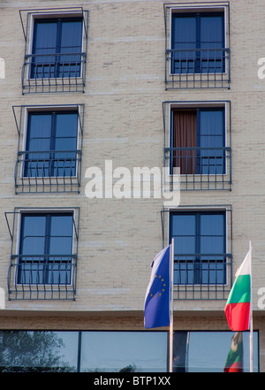 Vue d'une façade de l'hôtel avec une fenêtre ouverte et un Bulgare drapeaux devant l'Union européenne Banque D'Images