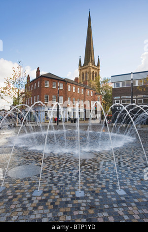 Le centre-ville de Wakefield vue vers Wakefiel Cathédrale avec fontaines ornementales en premier plan Wakefield West Yorkshire U.K Banque D'Images