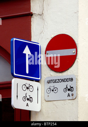 Les plaques de rue pour les cyclistes et motocyclistes petit, Bruges, Belgique, Europe Banque D'Images