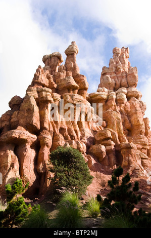 Big Thunder Mountain Roller Coaster au parc d'attractions Disneyland, California USA Banque D'Images