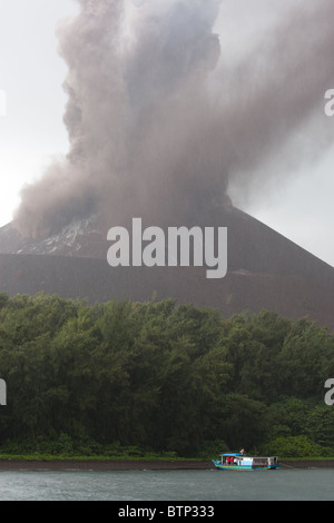 Krakatoa et Anak-Krakatoa les volcans, dans le détroit de la sonde, en Indonésie, le 24 octobre 2010 Banque D'Images