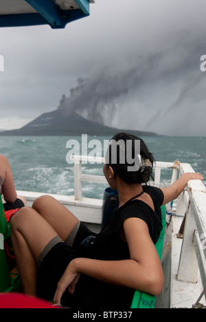 Krakatoa et Anak-Krakatoa les volcans, dans le détroit de la sonde, en Indonésie, le 24 octobre 2010 Banque D'Images