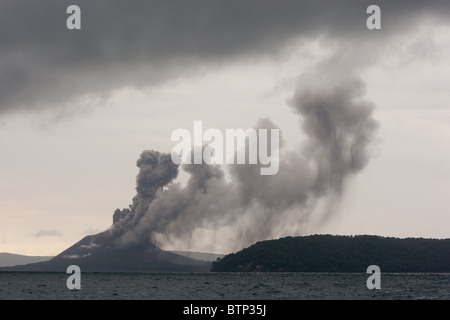 Krakatoa et Anak-Krakatoa les volcans, dans le détroit de la sonde, en Indonésie, le 24 octobre 2010 Banque D'Images