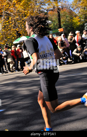 New York- Nov 7 : coureur espagnol avec les spectateurs acclamations et les regarder pendant le marathon de New York en 2010. Banque D'Images