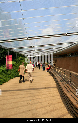 Le passage d'infiltration du centre d'accueil à l'Eden Project Cornwall Banque D'Images