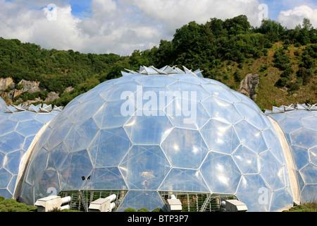 Le biome intérieur coupoles de l'Eden Project à St Austell Cornwall Banque D'Images