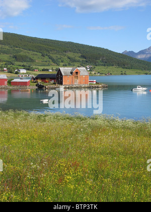 Ancien entrepôt de bois en face de l'eau à Ervik, près de Harstad, Hinnøya, Troms, Norvège. Banque D'Images