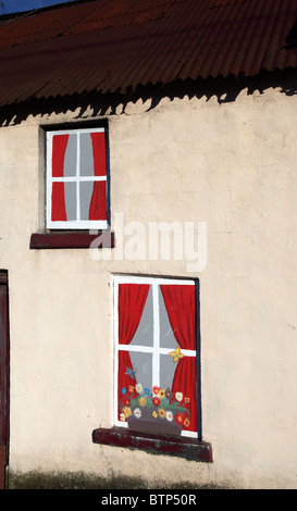 Fenêtres en trompe-l'œil, de l'épave cottage irlandais, Carrickmacross Banque D'Images