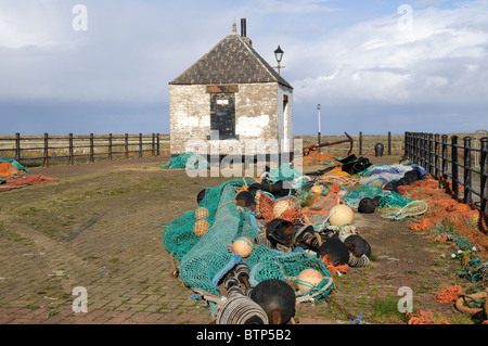 Les filets de pêche en dehors de séchage anold harbour light building Maryport Cumbria England UK GO Banque D'Images