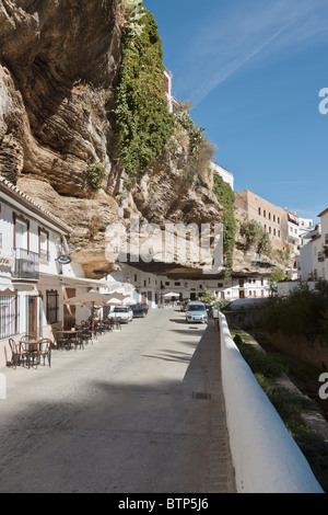 Setenil de las Bodegas, Espagne, montrant les maisons et bars construit dans la falaise formée par l'action de la rivière sur la roche calcaire. Banque D'Images