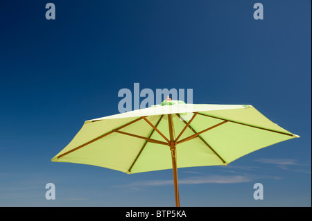 Parapluie de plage, plage Studland, Dorset Banque D'Images