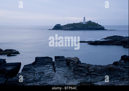 Godfrey phare au crépuscule, Cornwall, UK. Banque D'Images