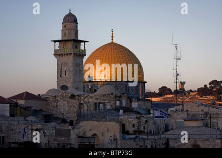 La montagne du temple dans le vieux Jérusalem - Dôme du rocher et la mosquée à côté de lui au coucher du soleil Banque D'Images