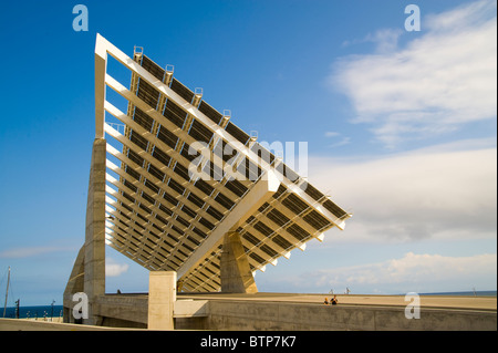 Panneau solaire géant au Forum, Barcelone, Catalogne, Espagne Banque D'Images