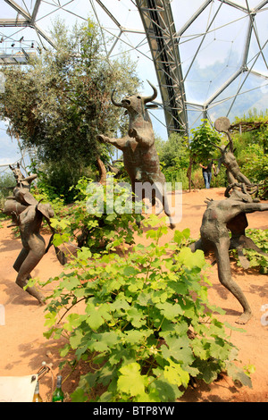 Parmi les ménades dansant de vignes dans le biome méditerranéen de l''Eden Project Cornwall Banque D'Images