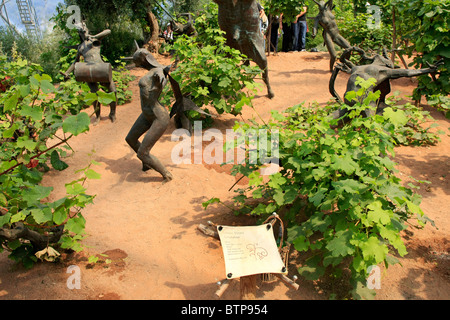 Parmi les ménades dansant de vignes dans le biome méditerranéen de l''Eden Project Cornwall Banque D'Images