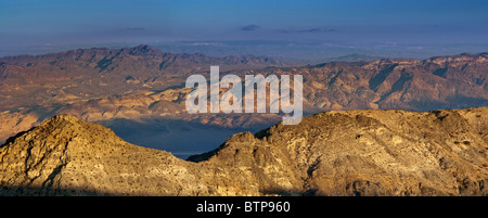 La vallée de la mort au coucher du soleil d'Aguereberry Point, désert de Mojave, Death Valley National Park, California, USA Banque D'Images