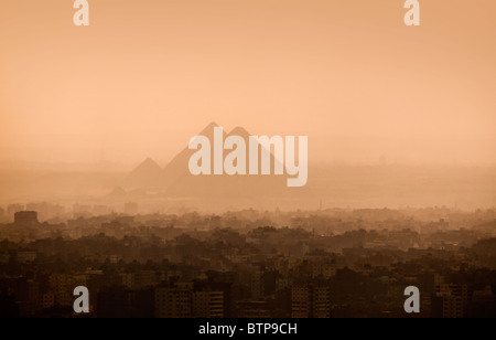 Les toits de la ville du Caire et des pyramides Banque D'Images