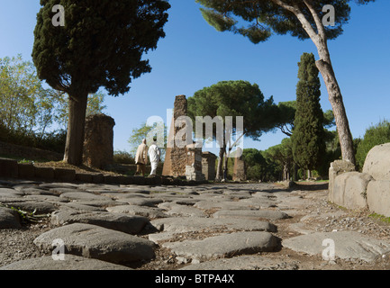 Via Appia low angle view avec des touristes de passage Banque D'Images