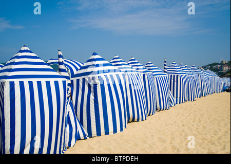 Tentes de plage, la plage d'Ondarreta, à San Sebastian, Pays Basque, Espagne Banque D'Images