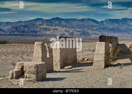 Ashford Mill ruins avec Panamint range dans la distance, désert de Mojave, Death Valley National Park, California, USA Banque D'Images