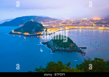 Baie de La Concha vue de Monte Igueldo, Dusk, San Sebastian, Espagne Banque D'Images