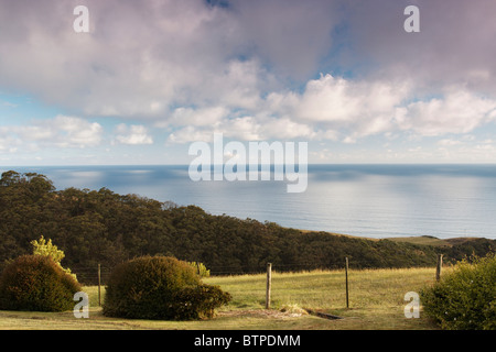 L'Australie, Great Ocean Road, vue sur mer et ciel nuageux Banque D'Images