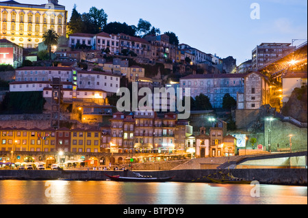 Zone Cais da Ribeira, crépuscule, le fleuve Douro, Porto, Portugal Banque D'Images