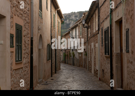 Espagne, Majorque, Esporles, rue étroite en ville Banque D'Images