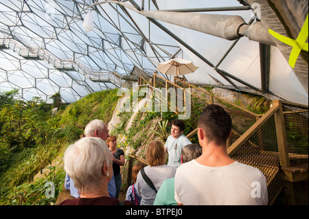 Guide à l'Eden Project briefing avant qu'ils ne faire l'ascension de la nouvelle plate-forme d'observation, dans le biome. Banque D'Images