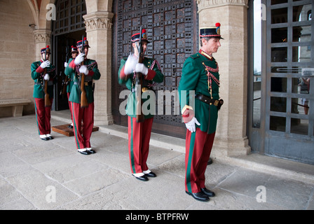 Gardiens de la roche se trouve à l'extérieur du Palazzo Pubblico à Piazza della Libertà dans la République de Saint-Marin Banque D'Images