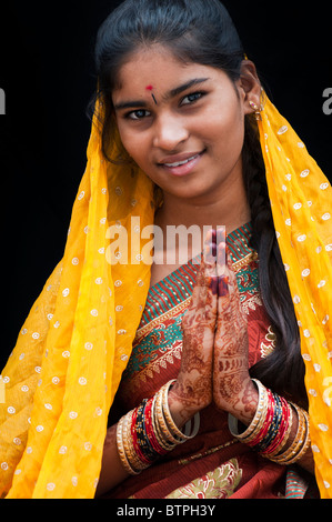 Indian girl wearing silk sari traditionnel au henné la prière les mains. L'Inde Banque D'Images