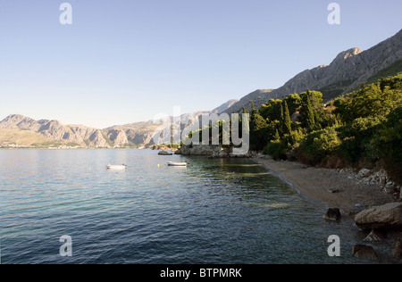 Attaché à une plage bateaux près de la ville d'Omis, Croatie Banque D'Images