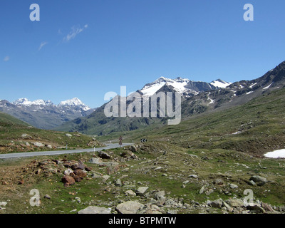 L'Italie, Lombardie, Passo Gavia, vue de la route vide Banque D'Images