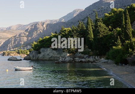 Attaché à une plage bateaux près de la ville d'Omis, Croatie Banque D'Images