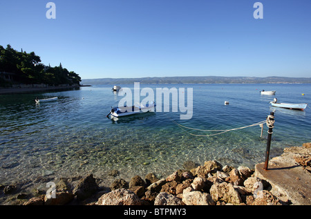 Attaché à une plage bateaux près de la ville d'Omis, Croatie Banque D'Images