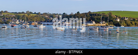 Vue de village de rinçage montrant des bateaux amarrés au large des côtes, Cornwall, Angleterre, Royaume-Uni Banque D'Images