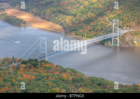 L'ours montagne pont enjambant la rivière Hudson à l'automne Banque D'Images