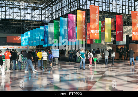 Participants ramasser les billets et se préparer à intervenir dans Wired NextFest au niveau 3 de l'Jacob Javits Convention Banque D'Images