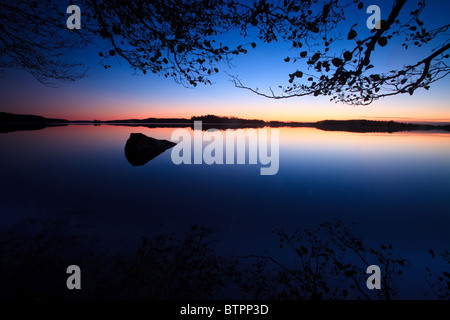 L'aube au ciel coloré dans le lac Vansjø Dramstad en Østfold, Norvège. Vansjø est une partie de l'eau appelé système Morsavassdraget. Banque D'Images