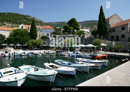 Bateaux au port à Bol, sur l''île de Brac, Croatie Banque D'Images