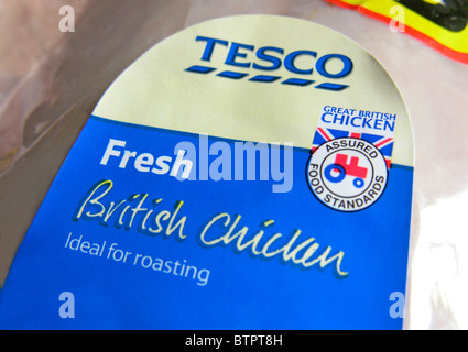 Le poulet frais avec le logo de la Britannique Assured Food Standards association du petit symbole rouge Banque D'Images