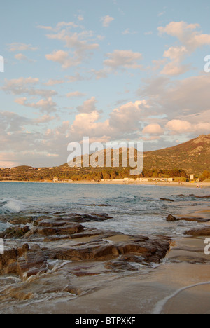 France, Corse, Algajola, Aregno, vue sur la plage avec vue sur la montagne en arrière-plan Banque D'Images