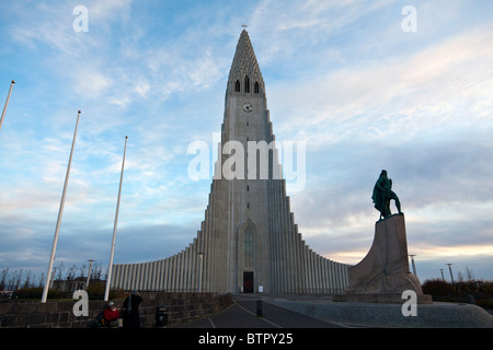 La paroisse luthérienne Hallgrimskirkja church à Reykjavik, Islande. Banque D'Images