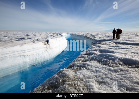 Les scientifiques donnant sur la rivière de la fonte des glaces sur un glacier dans le sud du Groenland Banque D'Images