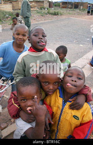 Les enfants dans une ville située au sud de Railton Swellendam, Province de Western Cape, Afrique du Sud. Banque D'Images