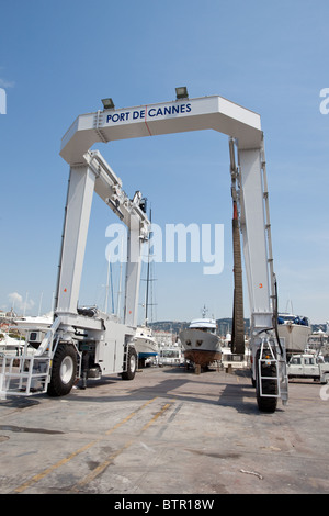 Télésiège amphibie pour bateaux (télécommandé), direction intégrale sur les chantiers de réparation de bateaux Cannes Sud de la France. Banque D'Images