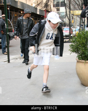 Madonna, Guy Ritchie et enfants à Kabbalah Center Banque D'Images